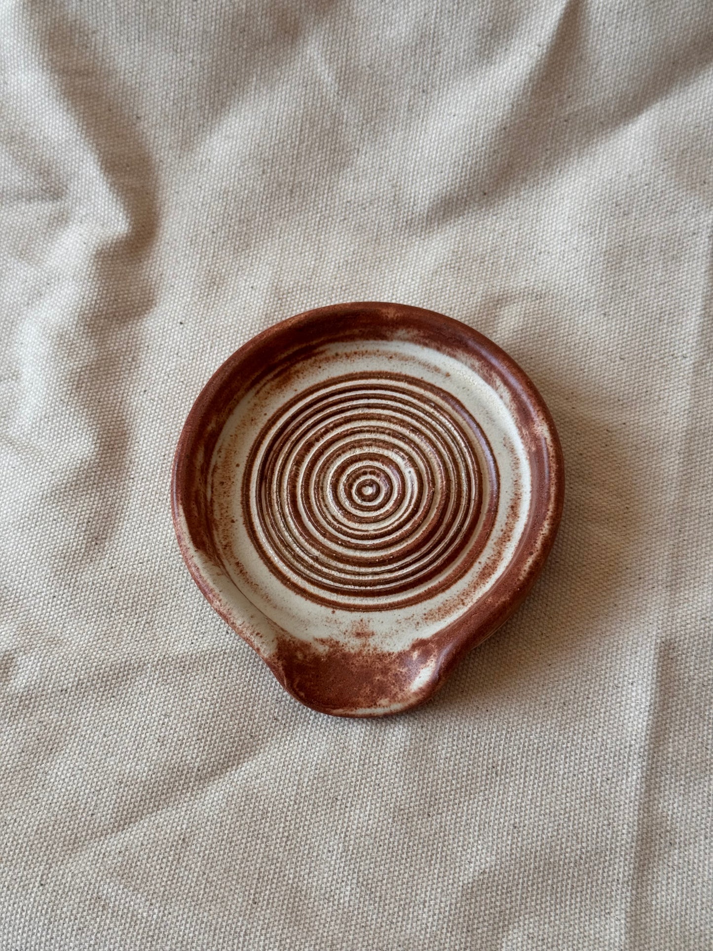 spiral garlic grater - cream/brown