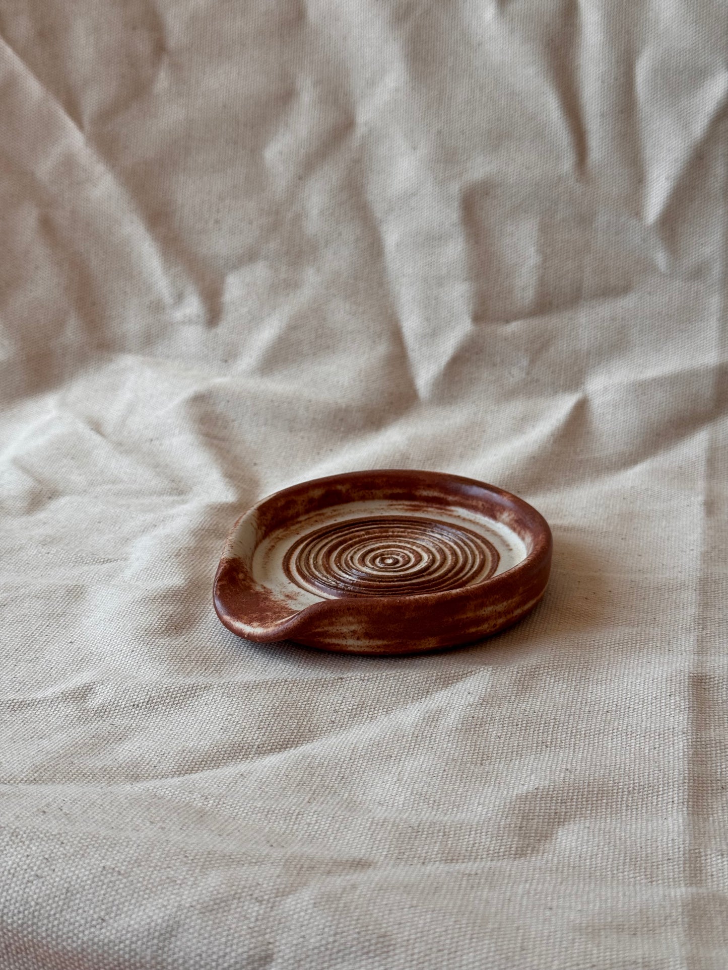 spiral garlic grater - cream/brown